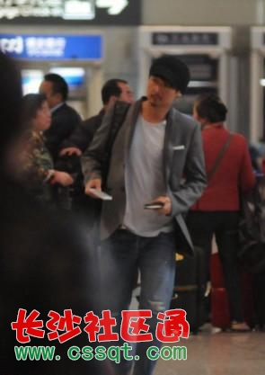 【組圖】湯唯與男友機(jī)場擁吻纏綿 甜蜜家照曝光【5】